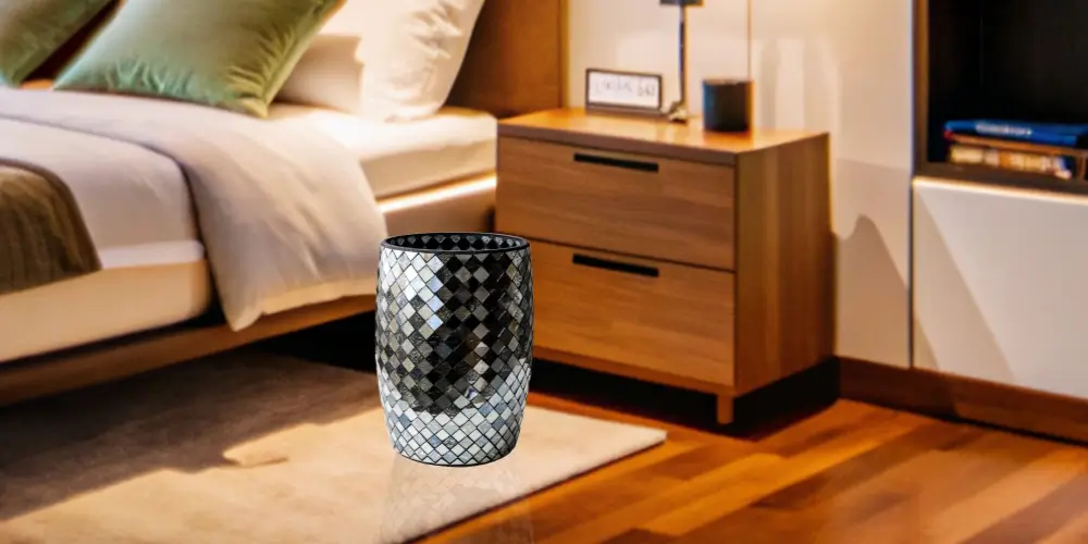 Space-saving mini trash bin for home and office use